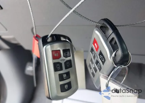 2011 Toyota Sienna Limited V6 z USA, uszkodzony, nr VIN 5TDYK3DC1BS069668